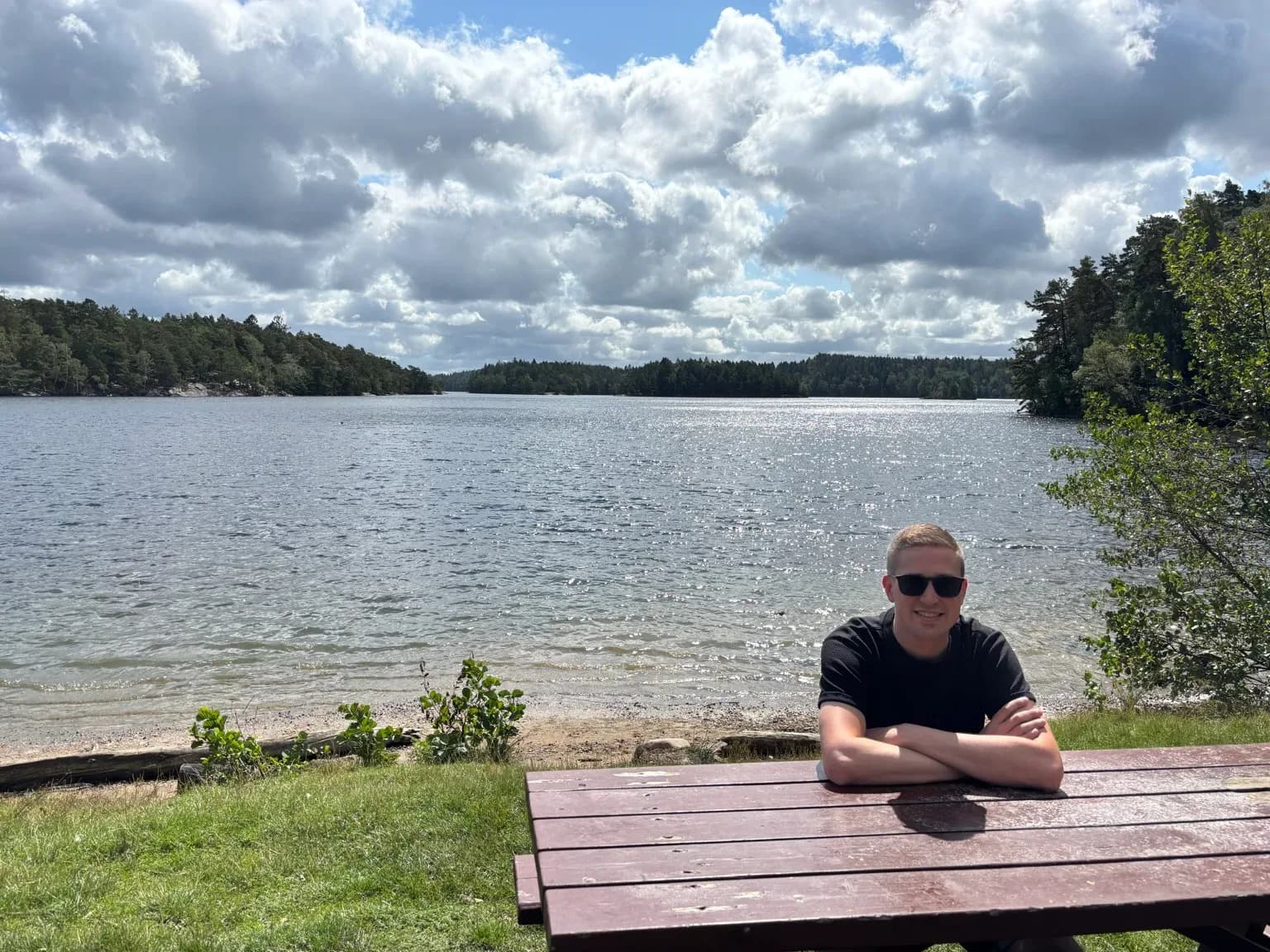 Stephan Koning zittend bij het bosmeer Stora Delsjön in West-Zweden op een zonnige zomerdag.