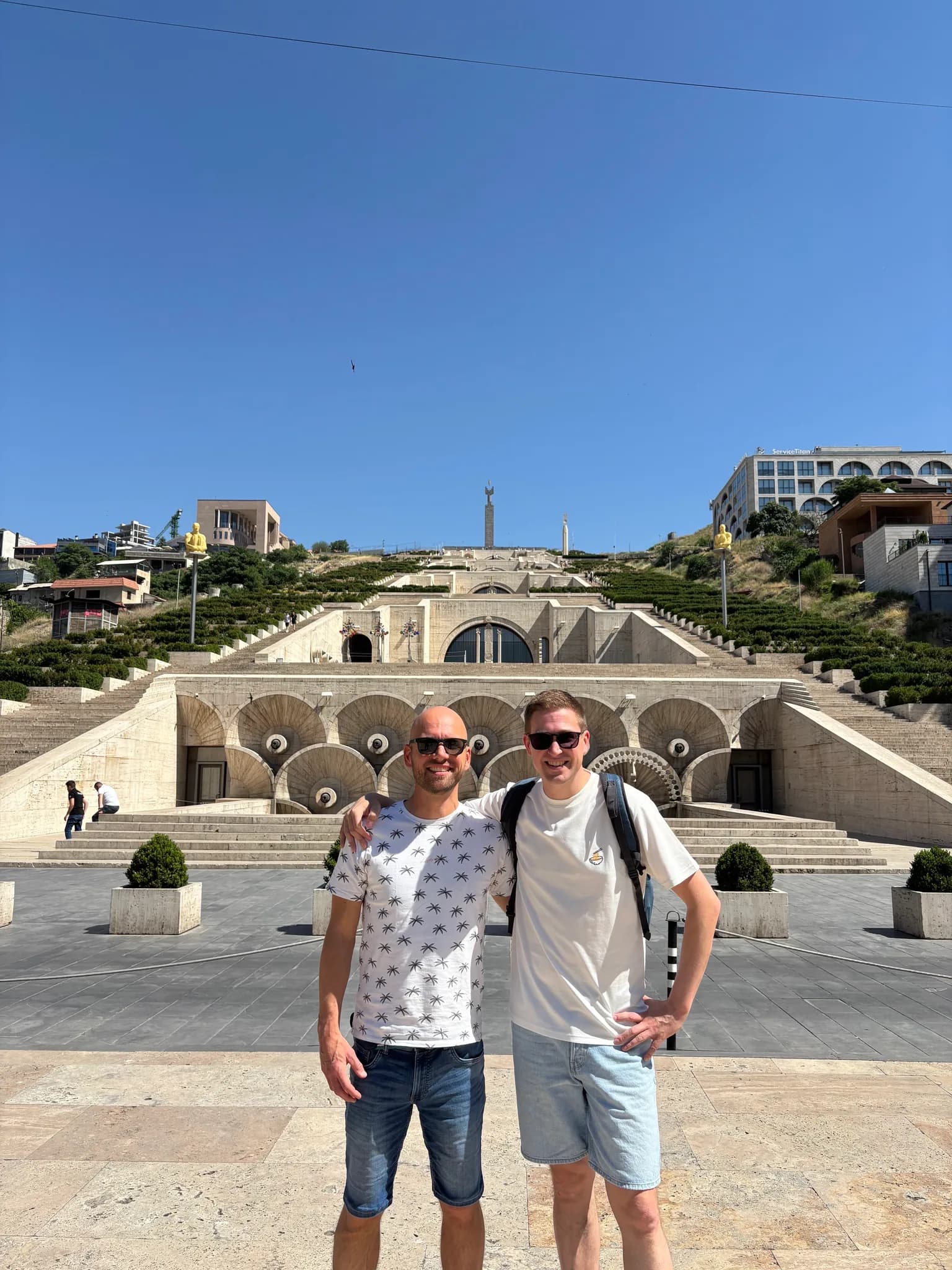 Stephan en vriend voor de Yerevan Cascade
