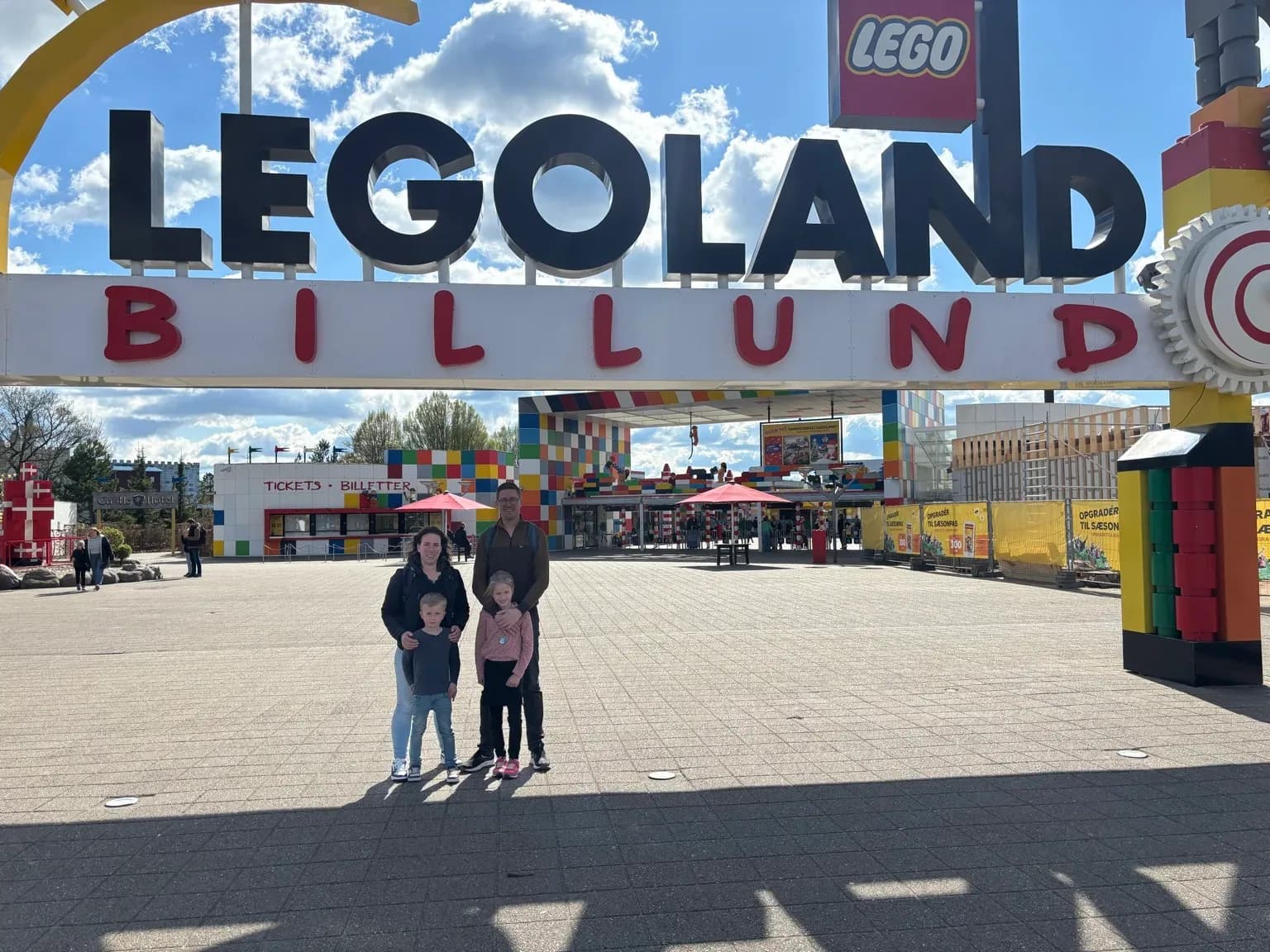Stephan en gezin voor de ingang van het Legoland pretpark in Billund
