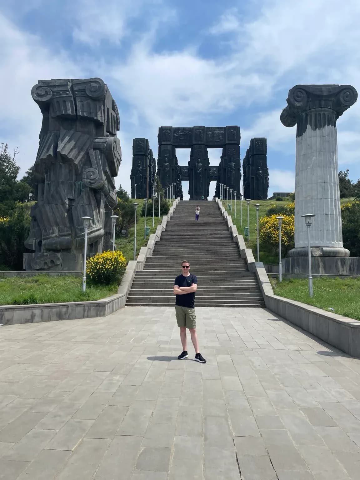 Stephan Koning op de trappen voor de Chronicle of Georgia bij Tbilisi, met de monumentale zuilen op de achtergrond.