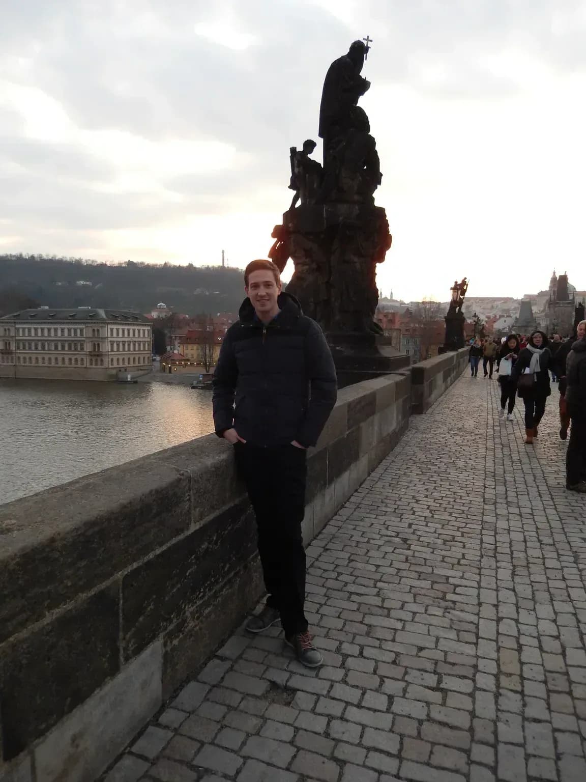 Stephan op de Karelsbrug in Praag met uitzicht op de Moldau rivier